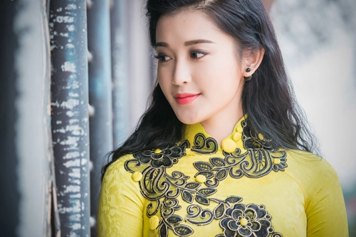 Huyền my diện áo dài đi trao quà từ thiện