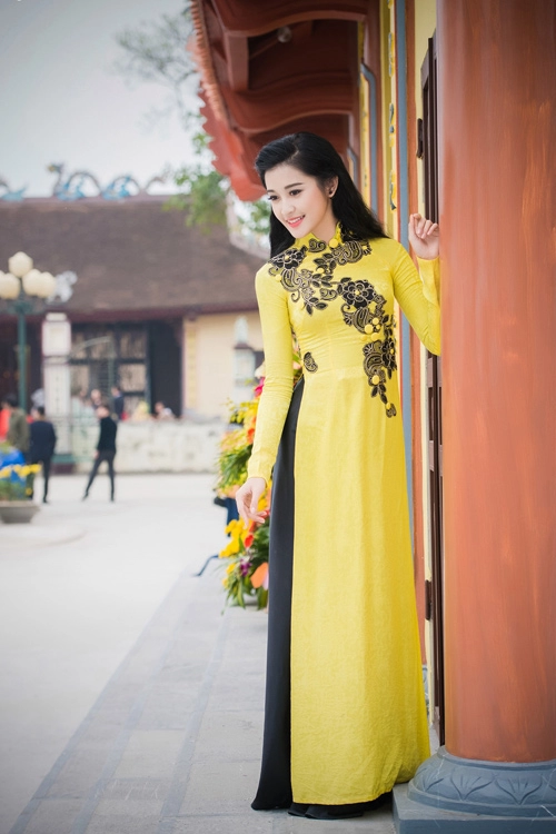 Huyền my diện áo dài đi trao quà từ thiện