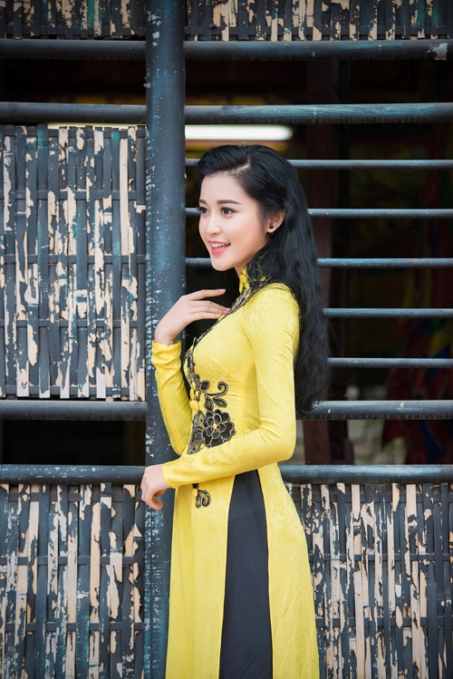 Huyền my diện áo dài đi trao quà từ thiện