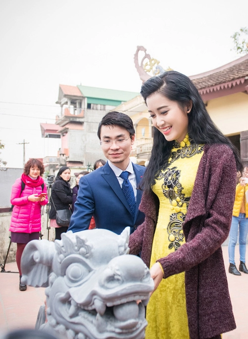 Huyền my diện áo dài đi trao quà từ thiện