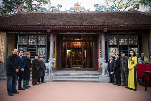Huyền my diện áo dài đi trao quà từ thiện