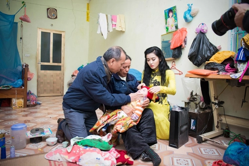 Huyền my diện áo dài đi trao quà từ thiện
