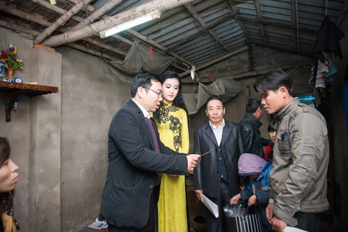 Huyền my diện áo dài đi trao quà từ thiện