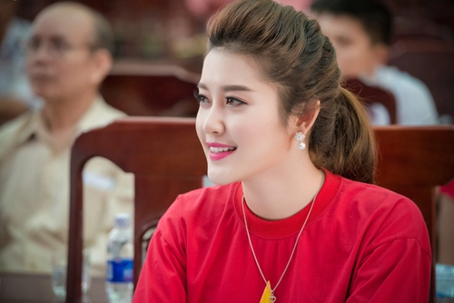 Huyền my giản dị diện áo cờ đỏ thăm tàu cảnh sát biển