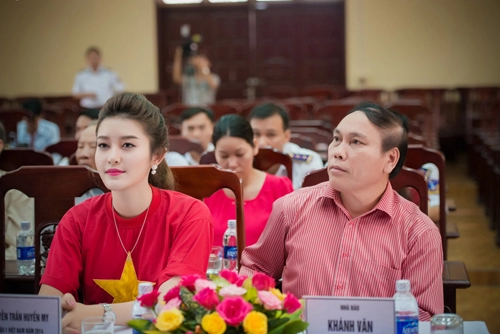 Huyền my giản dị diện áo cờ đỏ thăm tàu cảnh sát biển