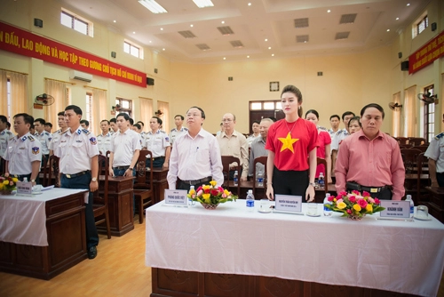 Huyền my giản dị diện áo cờ đỏ thăm tàu cảnh sát biển
