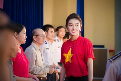 Huyền my giản dị diện áo cờ đỏ thăm tàu cảnh sát biển