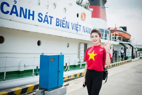 Huyền my giản dị diện áo cờ đỏ thăm tàu cảnh sát biển