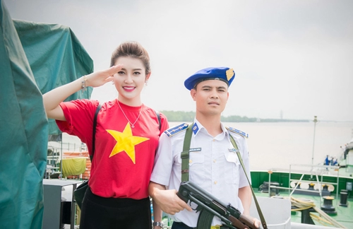 Huyền my giản dị diện áo cờ đỏ thăm tàu cảnh sát biển