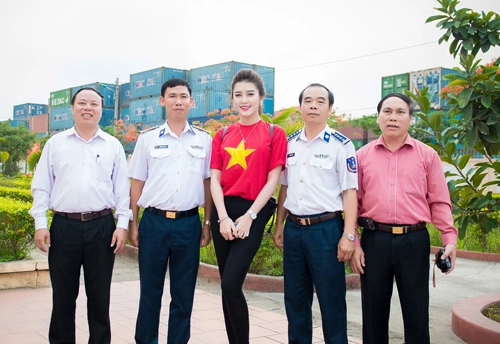 Huyền my giản dị diện áo cờ đỏ thăm tàu cảnh sát biển