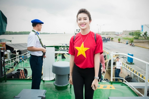Huyền my giản dị diện áo cờ đỏ thăm tàu cảnh sát biển