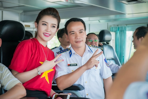 Huyền my giản dị diện áo cờ đỏ thăm tàu cảnh sát biển