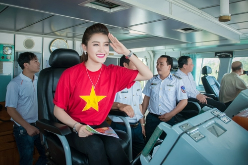 Huyền my giản dị diện áo cờ đỏ thăm tàu cảnh sát biển