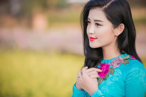 Huyền my khoe đường cong hút mắt với áo dài xuân