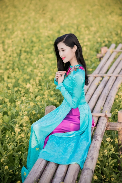 Huyền my khoe đường cong hút mắt với áo dài xuân