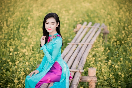 Huyền my khoe đường cong hút mắt với áo dài xuân