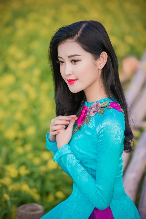 Huyền my khoe đường cong hút mắt với áo dài xuân