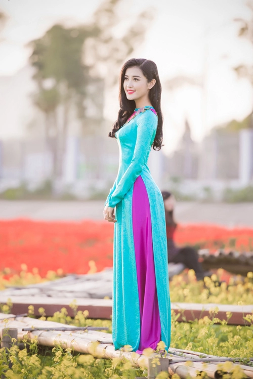 Huyền my khoe đường cong hút mắt với áo dài xuân