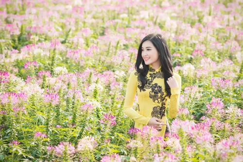 Huyền my khoe đường cong hút mắt với áo dài xuân