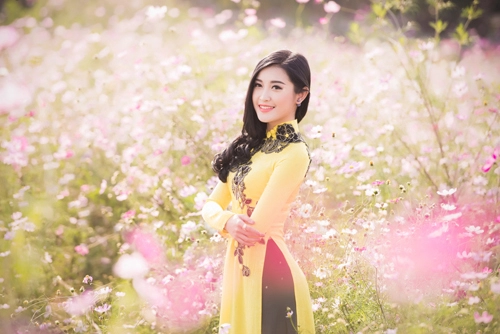 Huyền my khoe đường cong hút mắt với áo dài xuân