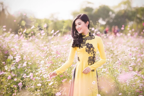 Huyền my khoe đường cong hút mắt với áo dài xuân