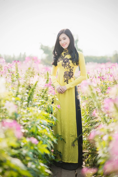 Huyền my khoe đường cong hút mắt với áo dài xuân