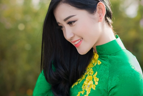Huyền my khoe đường cong hút mắt với áo dài xuân