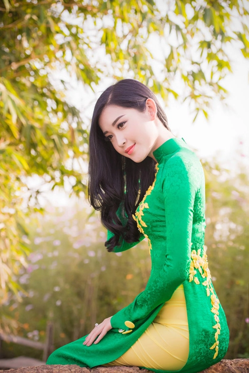 Huyền my khoe đường cong hút mắt với áo dài xuân