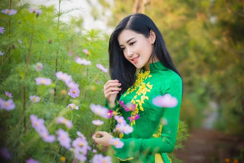 Huyền my khoe đường cong hút mắt với áo dài xuân