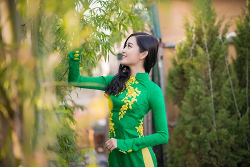 Huyền my khoe đường cong hút mắt với áo dài xuân