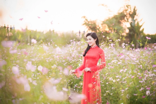 Huyền my khoe đường cong hút mắt với áo dài xuân