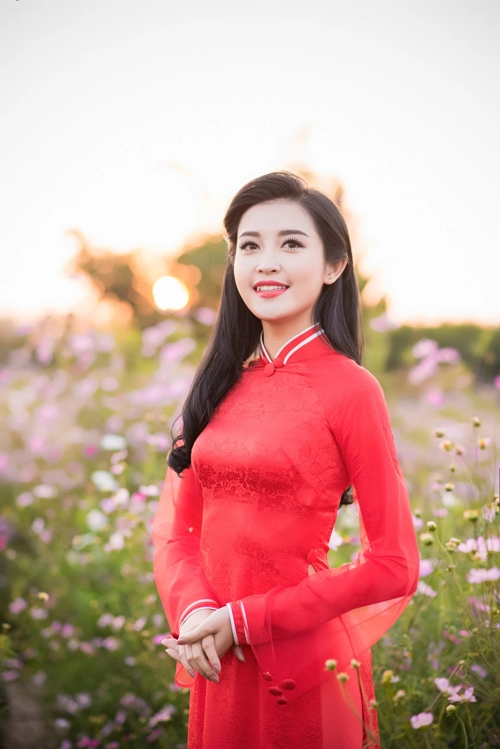 Huyền my khoe đường cong hút mắt với áo dài xuân