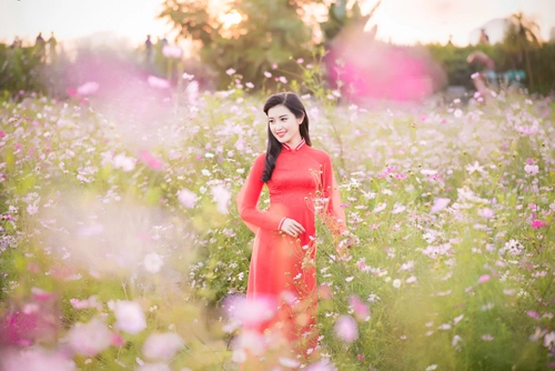 Huyền my khoe đường cong hút mắt với áo dài xuân