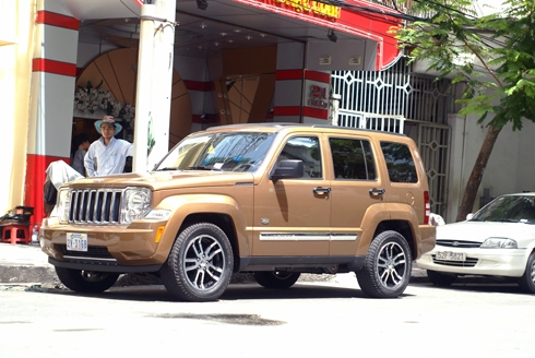  jeep cherokee limited phong trần trên phố sài gòn 