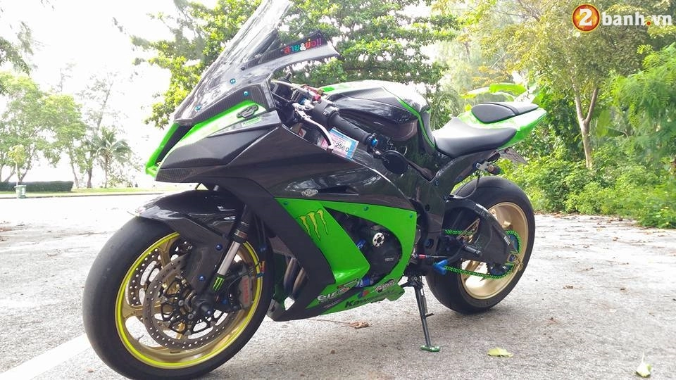 Kawasaki ninja zx-10r đời 2012 đầy thu hút trong bản độ hàng hiệu