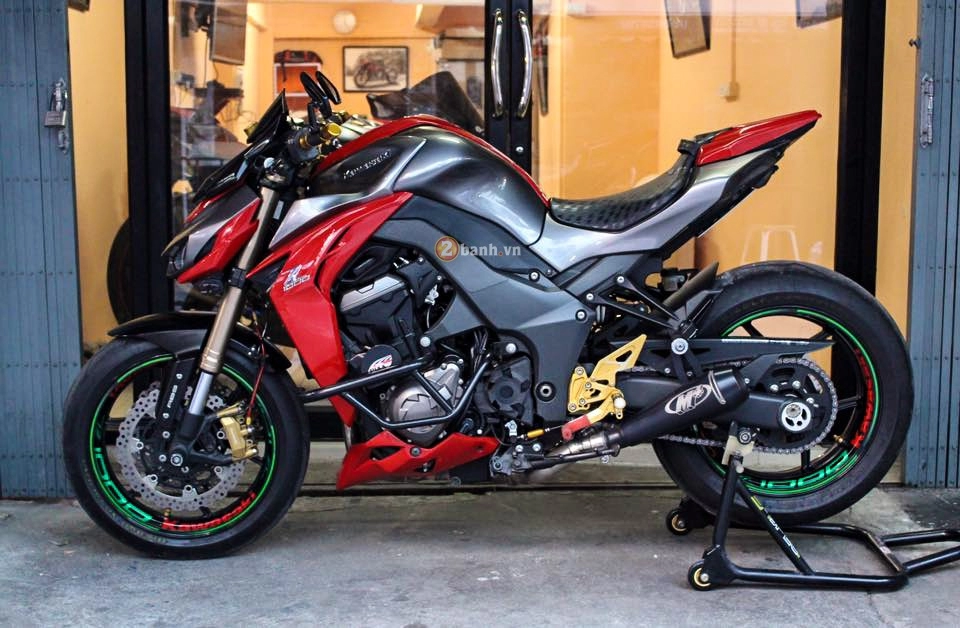 Kawasaki z1000 cứng khừ với những món đồ chơi hàng hiệu