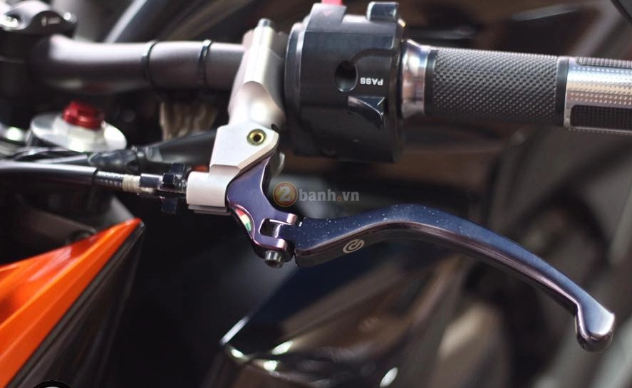 Kawasaki z800 đen cam với đôi mắt thư sinh