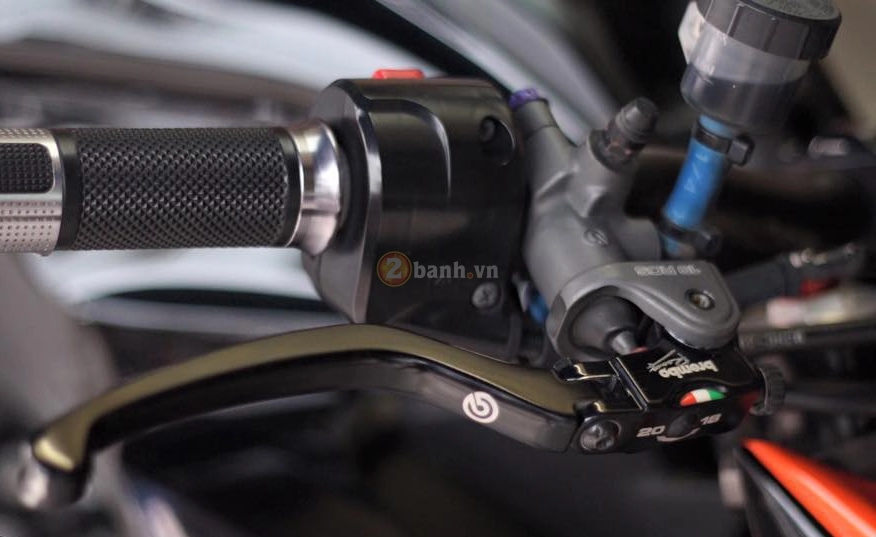 Kawasaki z800 đen cam với đôi mắt thư sinh