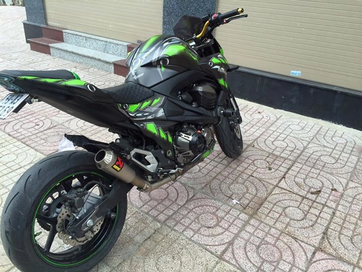 Kawasaki z800 tự tin khoe dáng trong bộ áo sexy