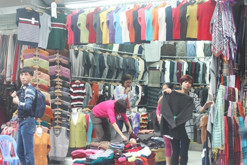 Khảo giá khăn quàng mùa đông trên phố hà nội
