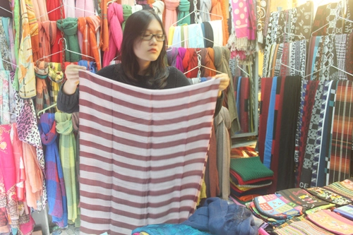 Khảo giá khăn quàng mùa đông trên phố hà nội