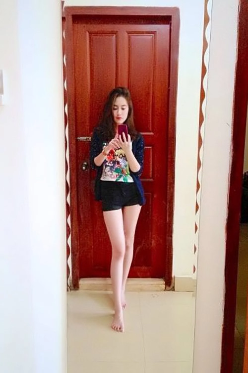 Khoe chân nổi bật như fashionista lào