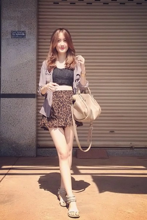 Khoe chân nổi bật như fashionista lào