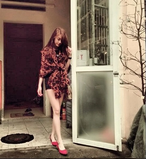 Khoe chân nổi bật như fashionista lào