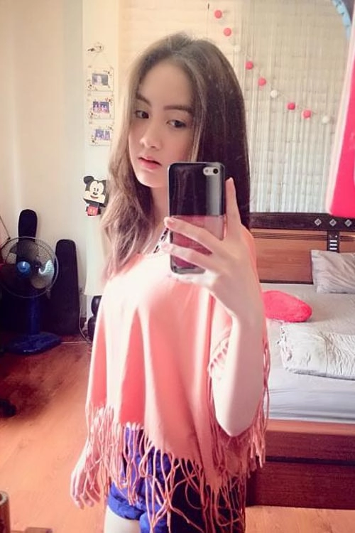 Khoe chân nổi bật như fashionista lào