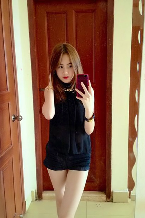 Khoe chân nổi bật như fashionista lào