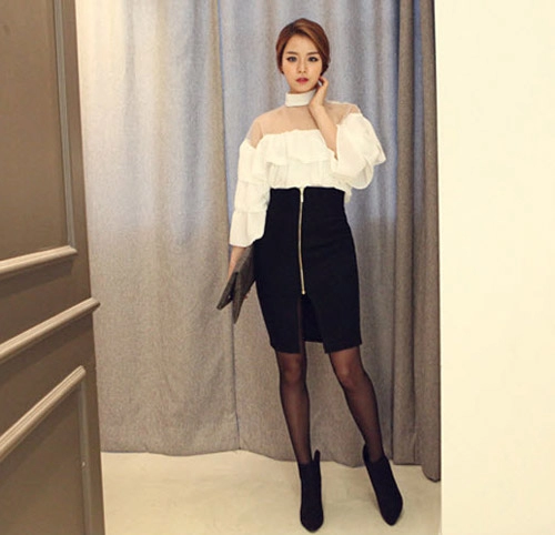 Khoe khéo chân dài với váy xẻ tà