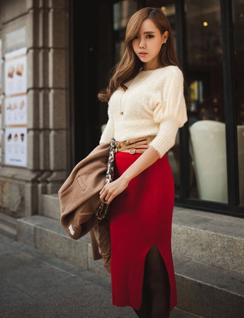 Khoe khéo chân dài với váy xẻ tà