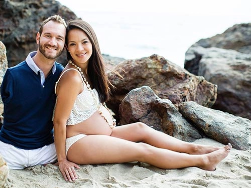 Không ngờ sau khi sinh 1 năm con trai nick vujicic đã lớn và đáng yêu đến thế này