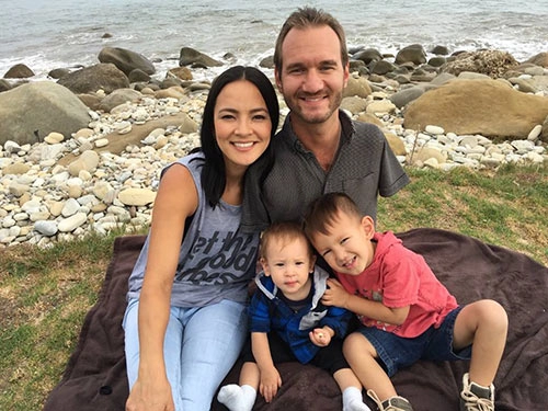 Không ngờ sau khi sinh 1 năm con trai nick vujicic đã lớn và đáng yêu đến thế này